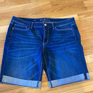 White House Black Market size 14 Bermuda Jean short new without tags